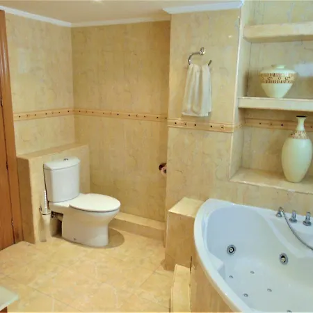 Beachfront, Two Bed- & Bathrooms, Private Parking Appartement Fuengirola