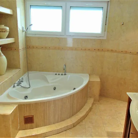 Appartement Beachfront, Two Bed- & Bathrooms, Private Parking